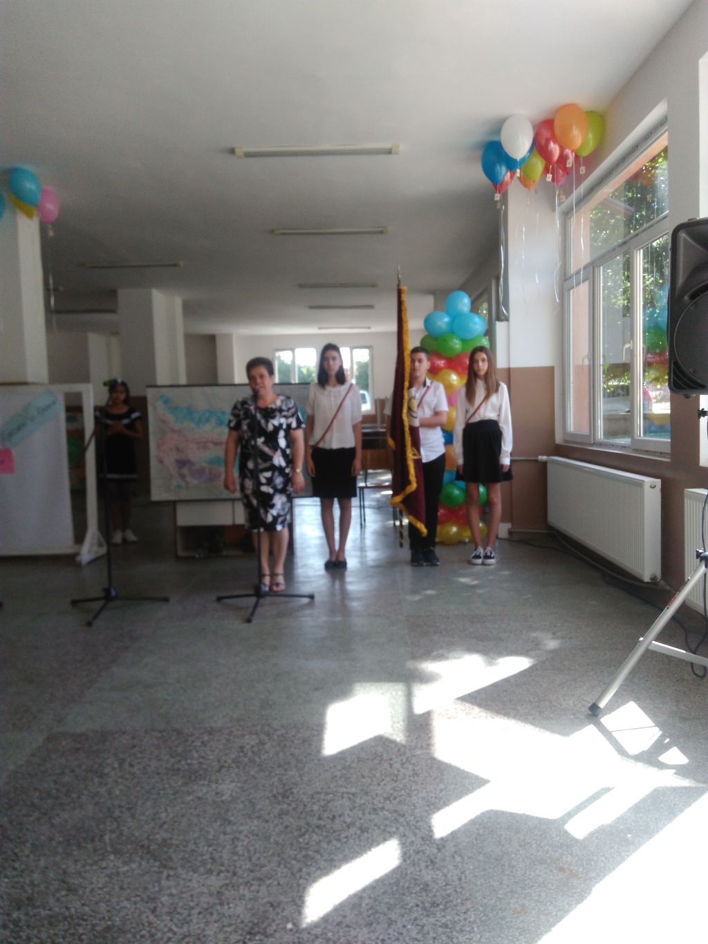 С богата музикално-поетична програма под наслов „Ура, ваканция!“ бе отбелязан краят на учебната година - ОУ Св. Климент Охридски - Дупница